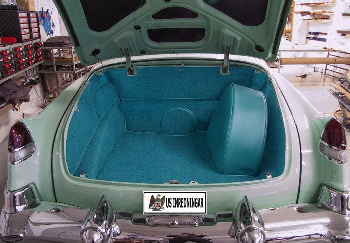 1953 Cadillac Coupé Bagageinredning – papp & filtmatta utan el-lås